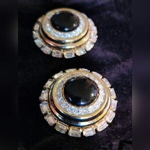 Valentino Garavani 🇨🇮 Italian VTG Black Cabachon Gold Plated Clip-on Earrings